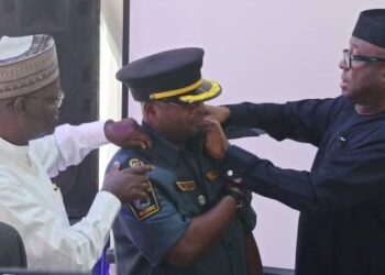 Minister decorates officers to strengthen security at free trade zones